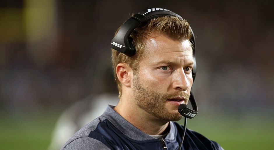 
                <strong>Coach of the Year: Sean McVay</strong><br>
                Mit 30 Jahren wurde Sean McVay der jüngste Head Coach der NFL-Geschichte. Die Zweifel waren groß: Würde ein Cheftrainer-Rookie die kriselnden Los Angeles Rams (nur vier Siege 2016) tatsächlich zum Erfolg führen können. Mittlerweile wissen wir: ja. Vor allem Los Angeles' Angriff hauchte der ehemalige Offensive Coordinator neues Leben ein, führte die Rams zum Division-Sieg vor den Seahawks und zur ersten Playoff-Teilnahme seit 2004. Der mittlerweile 32-jährige McVay erhielt 16 von 23 Stimmen.Platz 2: Mike Zimmer (5 Stimmen)Platz 3: Doug Marrone (1 Stimme)
              