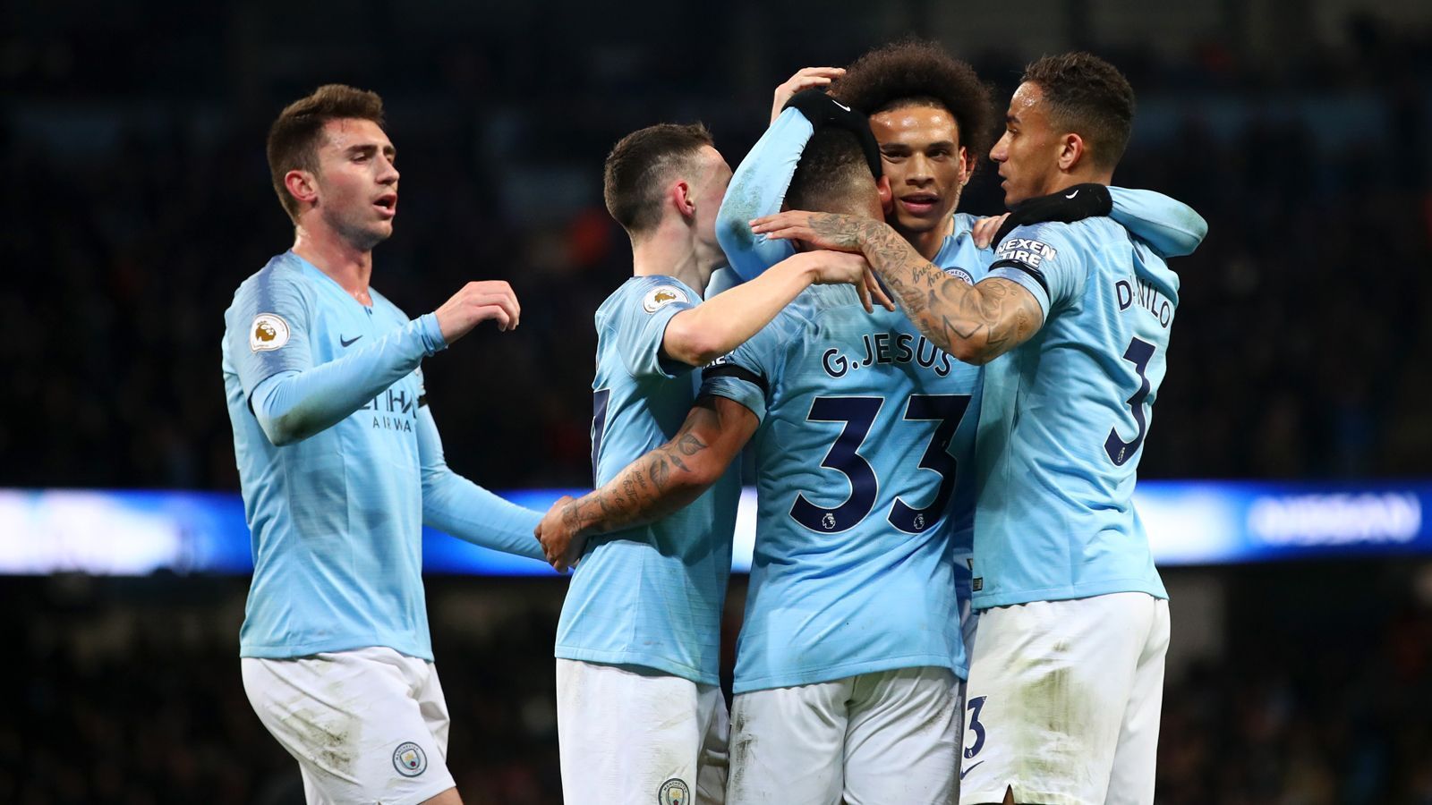 
                <strong>Platz 2: Manchester City</strong><br>
                Erwartet einseitig hingegen lief für Manchester City das Achtelfinale gegen einen deutschen Kontrahenten - der FC Schalke 04 ging im Rückspiel mit einer 0:7-Klatsche in Manchester unter. Auch national läuft bei den "Citizens" alles nach Plan: Den League Cup haben die "Skyblues" bereits gewonnen, im FA-Cup steht das Team von Pep Guardiola im Finale und in der Premier League hat ManCity weiterhin alles in der eigenen Hand. Die Hoffnungen auf das Quadruple dürfte auch Tottenham Hotspur im CL-Viertelfinale nicht zerstören - die "Citizens" gelten als klarer Favorit im England-Duell.
              