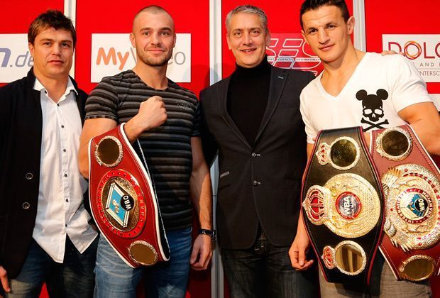 
                <strong>Krasniqi vs. Sek: Das Wiegen</strong><br>
                ... unter anderem verteidigt Dominic Bösel (2.v.l.) seinen WBO-Inter-Continental-Titel gegen den Franzosen Mohamed Merah. Alles ist angerichtet, es kann losgehen. Samstag, ab 20 Uhr live auf ran.de!
              