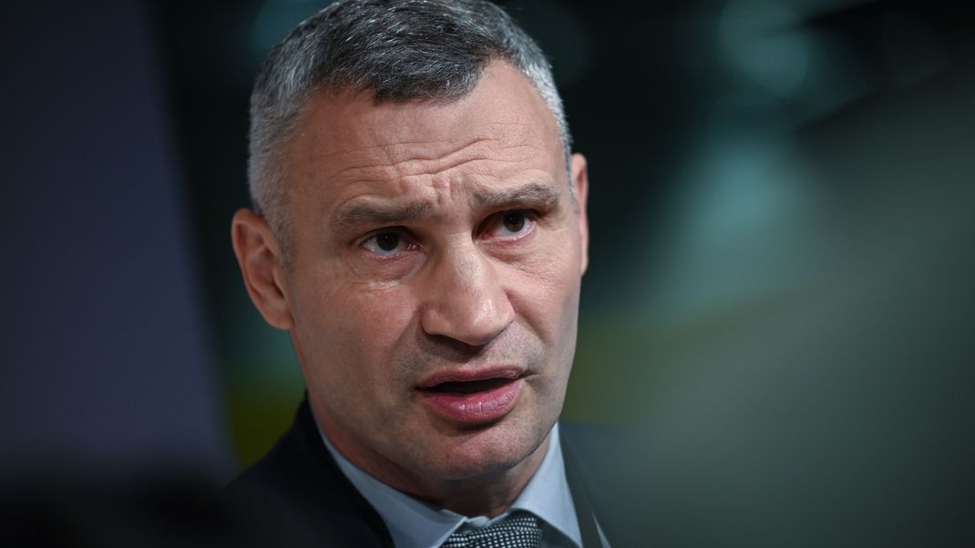Vitali Klitschko, Bürgermeister von Kiew spricht mit Journalisten bei der Ukraine-Wiederaufbaukonferenz. (Archivbild) 