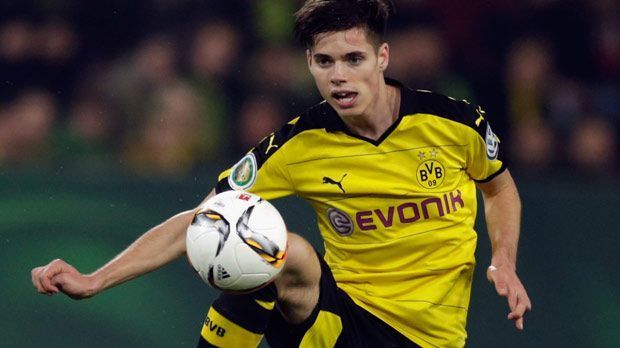 
                <strong>Entdeckung der Hinrunde: Julian Weigl</strong><br>
                Entdeckung der Hinrunde: Julian Weigl. Weigl wurde als Entdeckung der Saison gefeiert, schon bevor die Saison für Borussia Dortmund so richtig begonnen hatte. Im Eiltempo hatte sich der 20-Jährige in die Startelf katapultiert und Experten wie Mitspieler gleichermaßen verblüfft. Weigl imponiert mit einer exzellenten Passquote, einem enormen Laufpensum und Zweikampfverhalten, womit er sich längst als Schlüsselspieler unentbehrlich gemacht hat. 
              