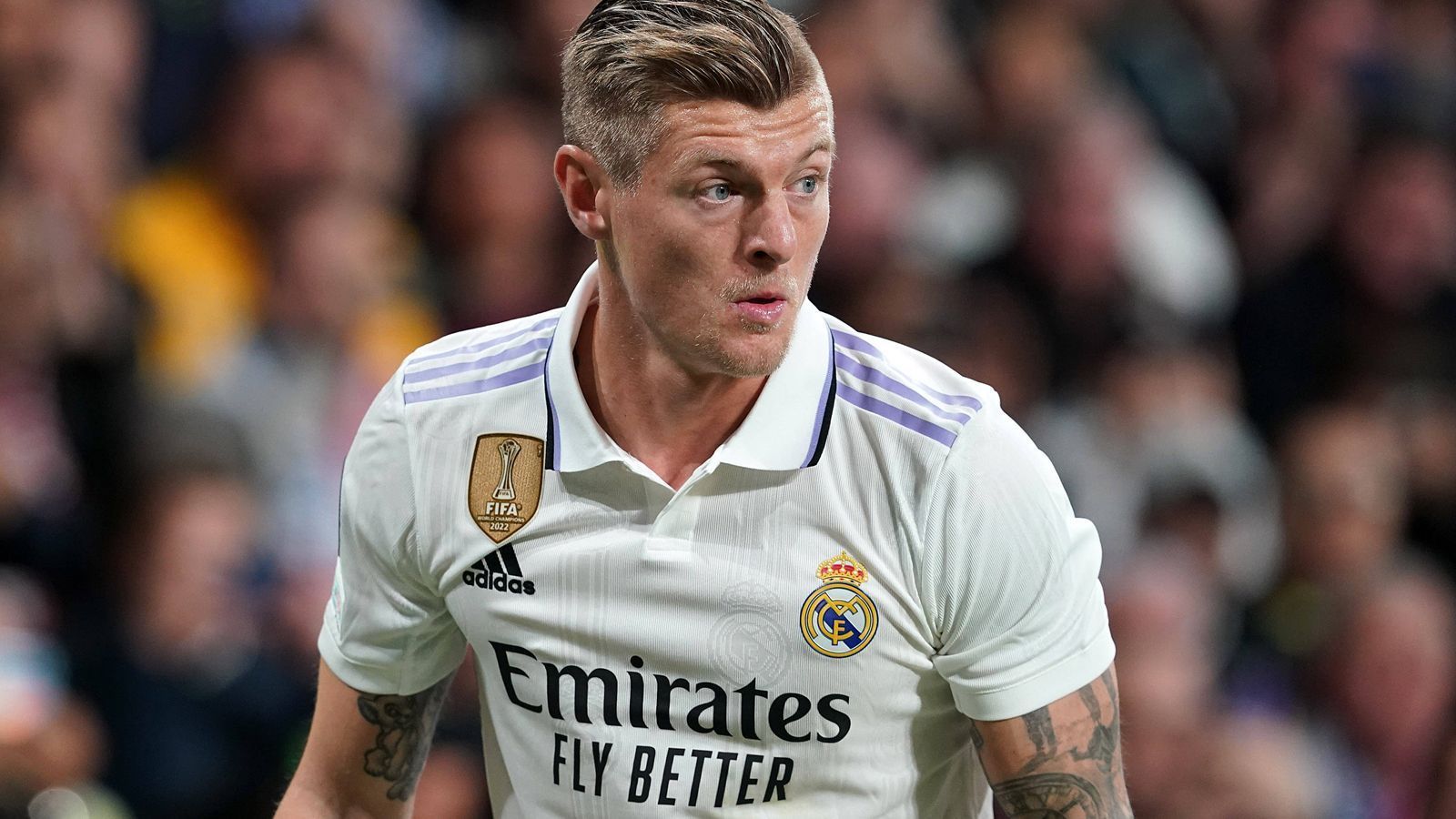 
                <strong>Toni Kroos (Real Madrid)</strong><br>
                Der Weltmeister von 2014 hat wie gewohnt viele Ballkontakte, dabei ist er wie eigentlich immer außergewöhnlich pass- und ballsicher. Bis zu seiner Auswechslung unterläuft ihm nicht ein einziger Fehlpass, allerdings gelingt Kross auch wenig Bereicherndes für das Spiel von Real. Beim 1:1 kommt seine Grätsche zu spät. ran-Note: 3
              