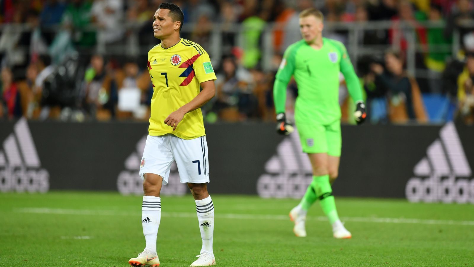 
                <strong>Angriff: Carlos Bacca (Kolumbien)</strong><br>
                Einer der tragischen Figuren im Achtelfinal-Spiel gegen England: Carlos Bacca verschießt den entscheidenden Elfmeter. Nach seiner Einwechslung in der 61. Minute ist der Villarreal-Stürmer so gut wie nicht zu sehen auf dem Platz - bis er zum Elfer antritt.
              