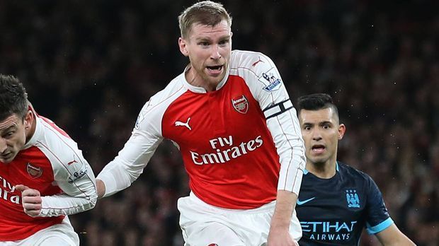 
                <strong>Abwehr: Per Mertesacker.</strong><br>
                Per Mertesacker: Wurde in der 31. Spielminute von der eigenen Defensive im Stich gelassen, als De Bruyne mit Silva alleine aufs Tor lief. Dabei stellte der Weltmeister den Raum gut zu, sodass de Bruyne zum Schuss gezwungen wurde, der das Ziel verfehlte. Alles in allem ein sehr souveräner Auftritt des Innenverteidigers. ran-Note: 2.
              