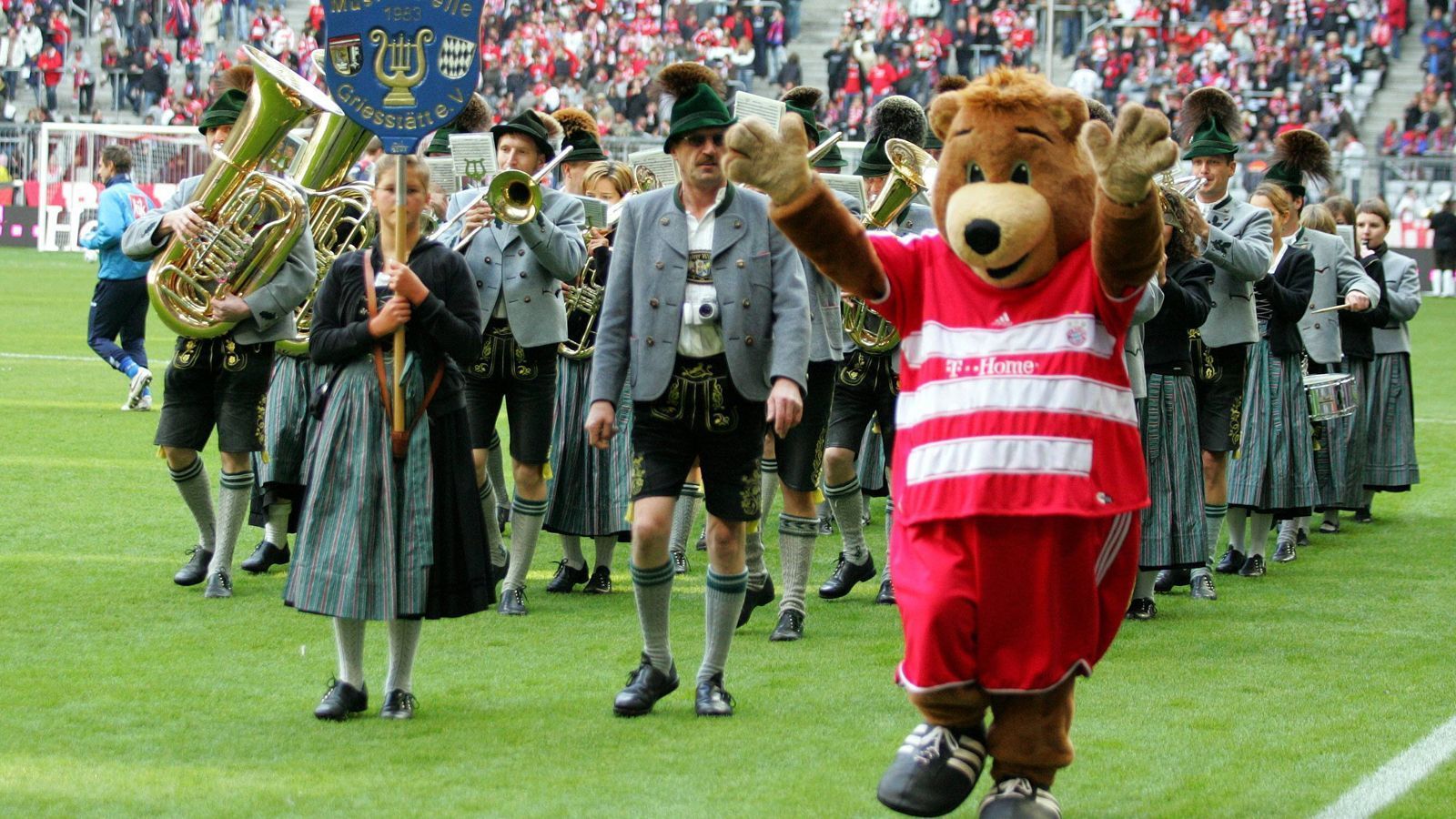 
                <strong>FC Bayern München: Die Maskottchen im Wandel der Zeit</strong><br>
                Im Jahr 2008 führte der etwas flauschigere und etwas dickere Berni zur Oktoberfest-Zeit eine Blaskapelle aufs Spielfeld.
              