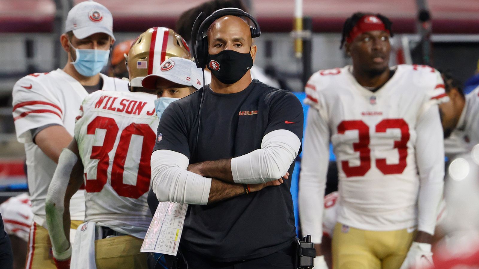 
                <strong>Super-Bowl-Jahr mit Top-Defense</strong><br>
                In der Saison 2019/2020 gelingt dem Amerikaner mit muslimischen Wurzeln der Durchbruch als Defensive Coordinator. Angeführt von einer starken Defensive Line landen die 49ers in jeder wichtigen Kategorie in den Top 10. Junge Akteure wie Nick Bosa, Arik Armstead oder Fred Warner entwickeln sich unter Saleh zu Star-Spielern. In den drei Playoff-Spielen kreiert die Defensiv-Abteilung insgesamt sieben Turnover. 
              