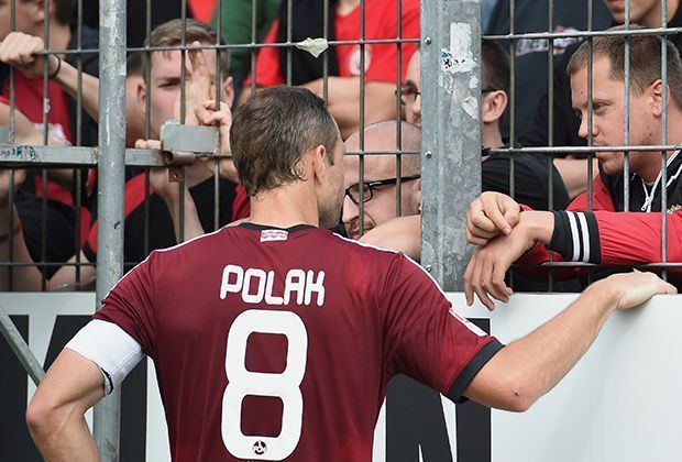 
                <strong>Fan-Eklat nach Nürnberg-Pleite</strong><br>
                Kapitän Jan Polak versucht noch mit Gesprächen am Zaun, die aufgebrachten Anhänger zu beruhigen. 
              