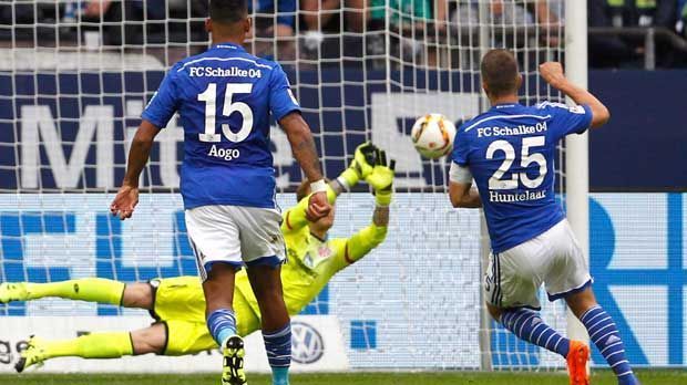 
                <strong>4. Spieltag: Schalker Elfmeter-Krise</strong><br>
                4. Spieltag: Klaas Jan Huntelaar (r.) hat das Glück vom Elfmeterpunkt verlassen. Gegen Mainz verschießt der Niederländer seinen vierten Strafstoß in Serie und stellt damit einen unrühmlichen Bundesliga-Rekord ein.
              