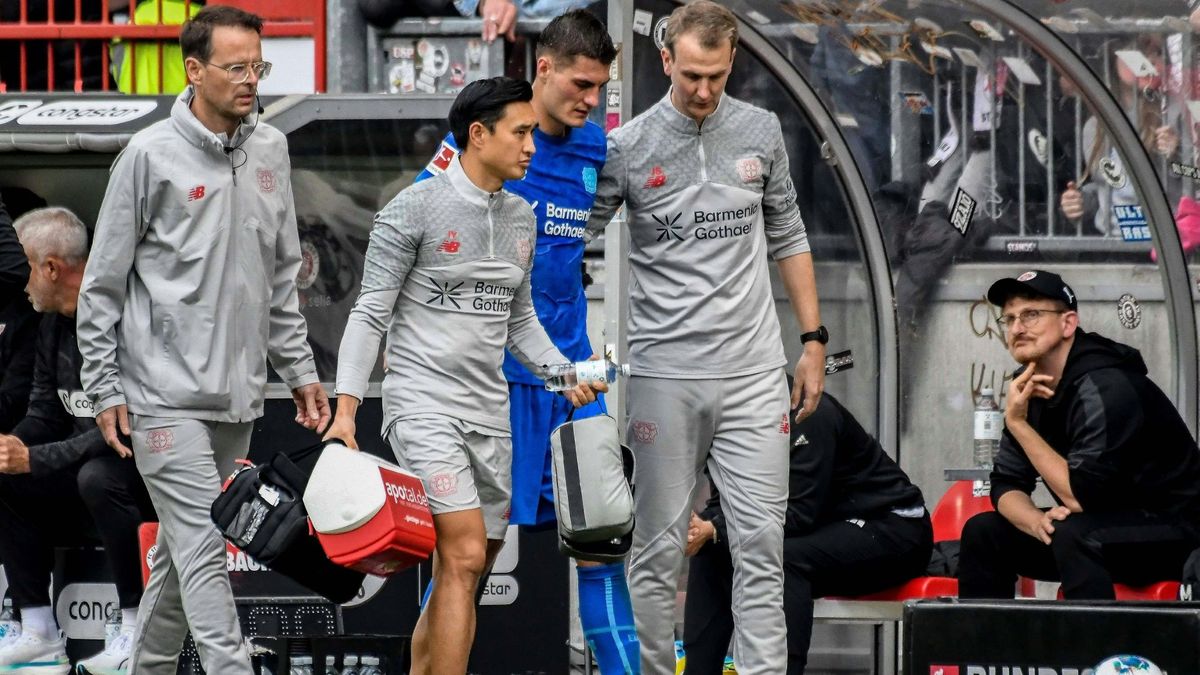 Patrik Schick humpelt verletzt vom Platz