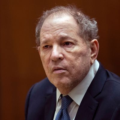 Ein Gericht in New York hat die historische Verurteilung des ehemaligen Filmmoguls Harvey Weinstein wegen Sexualverbrechen aufgehoben.