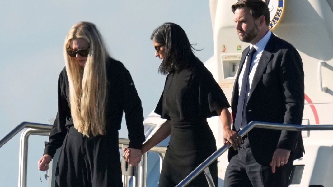 Vizepräsident JD Vance (rechts), Second Lady Usha Vance (Mitte) und Erika Kirk, die ein Kreuz an einer Kette trägt, verlassen die Air Force Two.