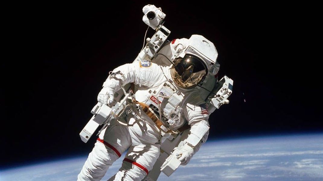 Völlig losgelöst: Nasa-Astronaut Bruce McCandles schwebt 1984 als erster Mensch frei im Weltall.