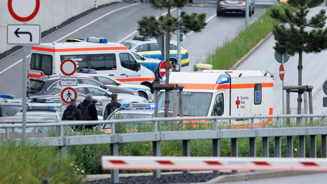 In einem Werk des Autoherstellers Mercedes sind Schüsse gefallen.