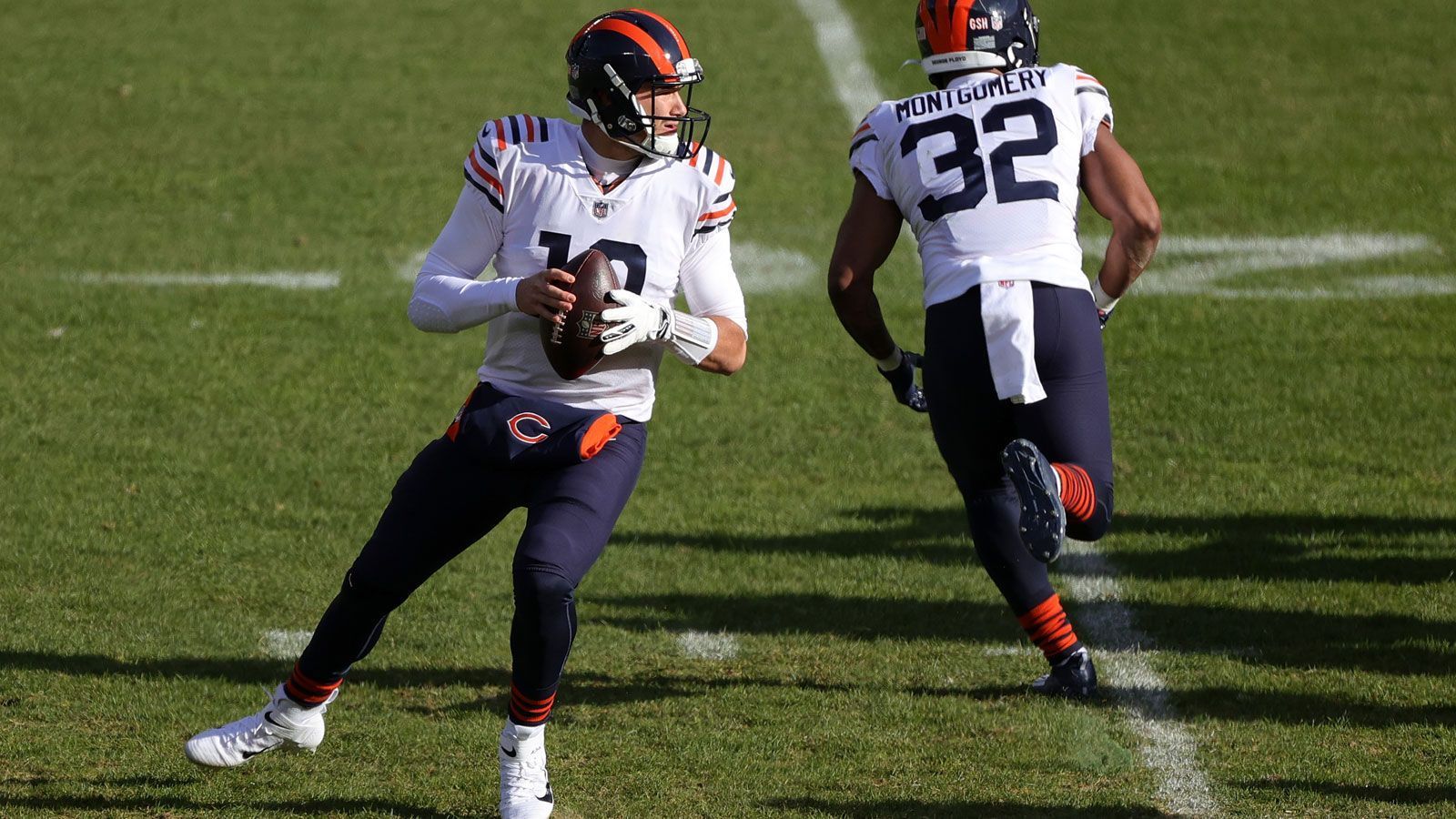 
                <strong>Gewinner: Mitchell Trubisky</strong><br>
                Mitchell Trubisky hat ein schweres Jahr hinter sich. In Week 3 wurde der zweite Pick des Drafts 2017 von Routinier Nick Foles ersetzt, nach einer Verletzung von Foles kehrte Trubisky am 12. Spieltag wieder zurück. Nach zuletzt eher schwachen Leistungen überzeugte der Spielmacher gegen die Houston Texans mit einer richtigen Leistungsexplosion: Dank 267 Passing Yards und drei Touchdowns verbesserten sich die Bears nun auf 6-7 und können sich damit weiterhin Hoffnungen auf die Playoffs machen.
              