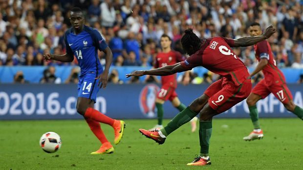 
                <strong>Eder</strong><br>
                Eder (Portugal): Kam in der 79. Minute für den zumeist glücklosen Renato Sanches - und wurde in der 109. Minute zum Held des EM-Finals. Schoss den Ball trocken mit rechts in die Maschen. Ein Treffer, der ein ganzes Land in Ekstase versetzte. ran-Note: 2.
              