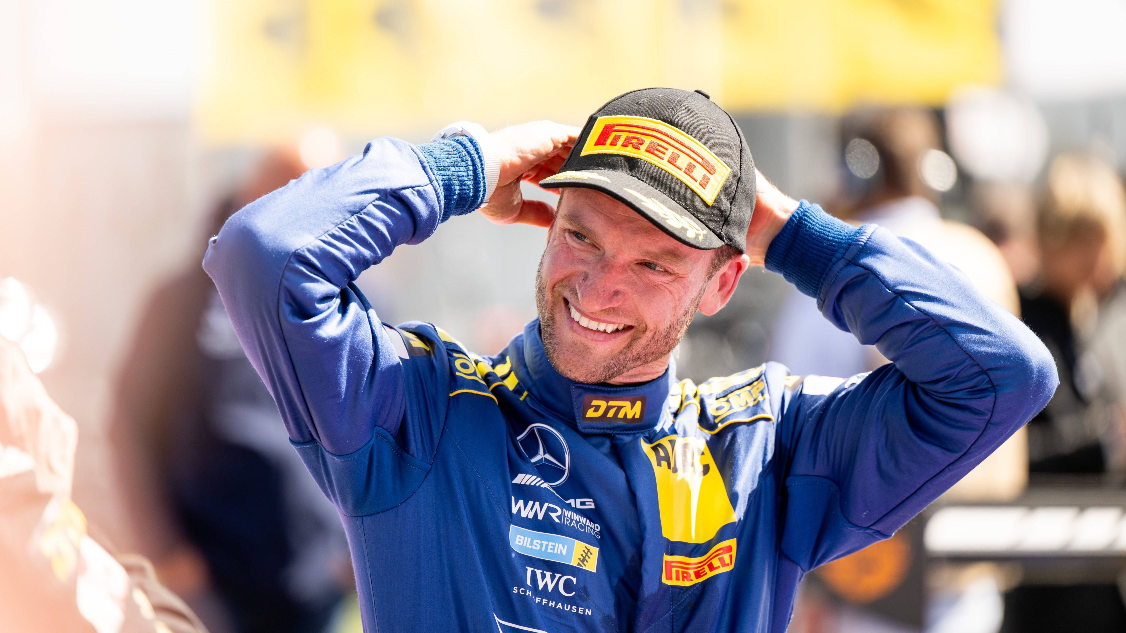 <strong>Platz 8: Maro Engel (Winward Racing - Mercedes-AMG)</strong><br>Samstags unterlag der erfahrene Engel noch seinem neuen Teamkollegen Gounon im Qualifying knapp, konnte im Rennen dafür mit der ersten Gelegenheit auf Platz drei sein erstes Podium der Saison einfahren. Sonntag dann der klare Abfall. Platz neun im Qualifying, während Gounon die Pole einfuhr. Im Rennen P9, Gounon wurde Zweiter. Jetzt ist Engel schon 14 Punkte hinter dem Teamkollegen und 17 hinter dem Führenden. Keinen Grund zu Sorge, aber eine Randnotiz. Vor dem Lausitz-Spektakel lieferte sich Engel auf Social Media noch eine <a href="https://www.ran.de/sports/motorsport/dtm/news/formel1-max-verstappen-liefert-sich-streit-mit-dtm-pilot-maro-engel-537042">Meinungsverschiedenheit mit F1-Star</a> Max Verstappen, für die er sich entschuldigte.