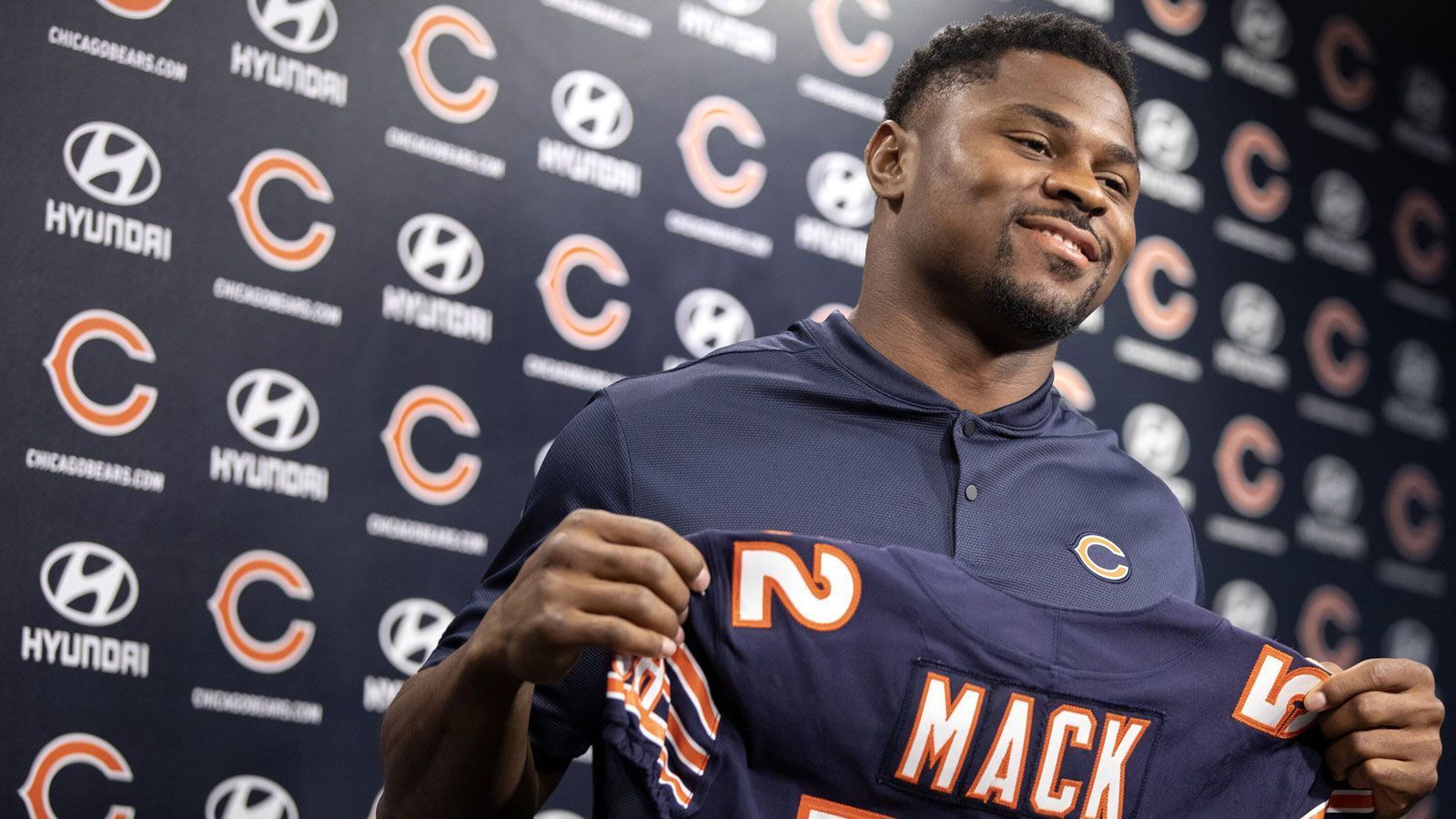 
                <strong>Khalil Mack (Chicago Bears)</strong><br>
                Khalil Mack hat es geschafft. Der Defensive End wurde zwar von den Oakland Raiders zu den Chicago Bears getraded, ist nun aber der bestbezahlte Defensiv-Spieler der NFL. Damit hat sich der Preseason-Streik wohl gelohnt. Mack kassiert bei den Bears 141 Millionen Dollar in sechs Jahren. Davon gibt es 60 Millionen Dollar garantiert und ergibt ein jährliches Gehalt von 23,5 Millionen Dollar. Da kann auch Aaron Donald nicht mithalten. 
              