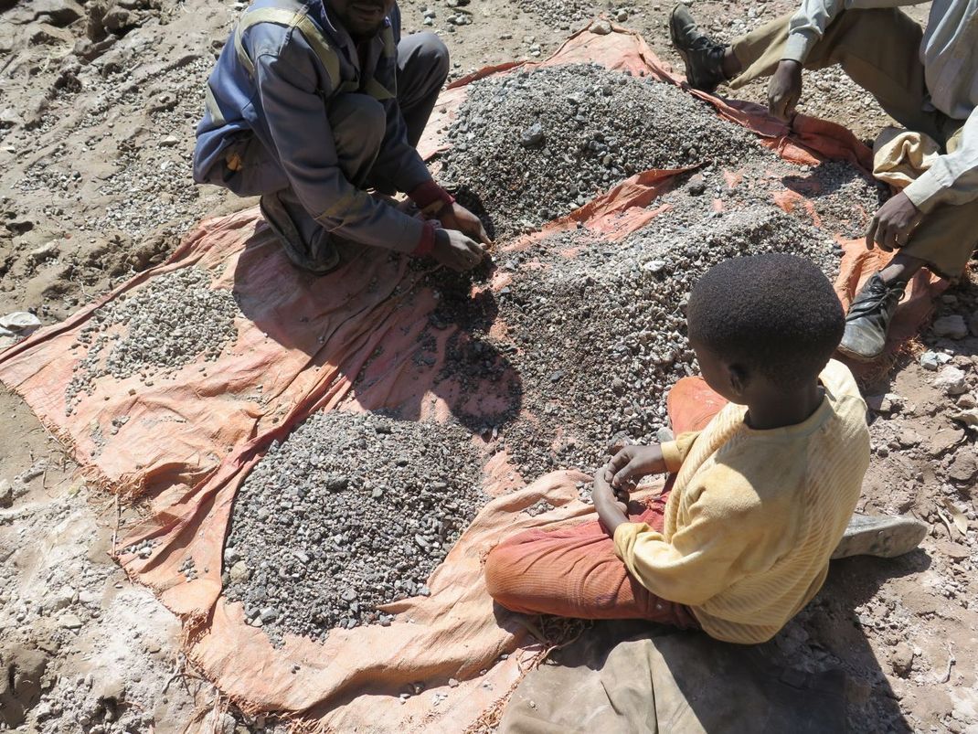 Kobalt wird hauptsächlich in der Demokratischen Republik Kongo abgebaut - meist durch Kinderarbeit. Hier siehst du Kinder während der Arbeit in einer Kobalt-Mine im Kongo.