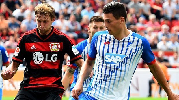 
                <strong>Fabian Schär (1899 Hoffenheim)</strong><br>
                Innenverteidiger: Fabian Schär (1899 Hoffenheim). Der Schweizer Verteidiger kam mit der Referenz von zahlreichen Champions-League-Spielen für den FC Basel in den Kraichgau. Doch schon nach wenigen Spielen war Schär seinen Stammplatz in der Verteidigung wieder los. Mittlerweile ist der 23-Jährige Stammgast auf der Ersatzbank der Hoffenheimer - auch unter Neu-Trainer Huub Stevens.
              