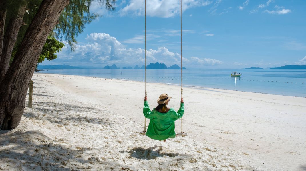 Im April in die Sonne fliehen? Vielleicht schaukelst du bald selbst auf einer Schaukel am Meer…