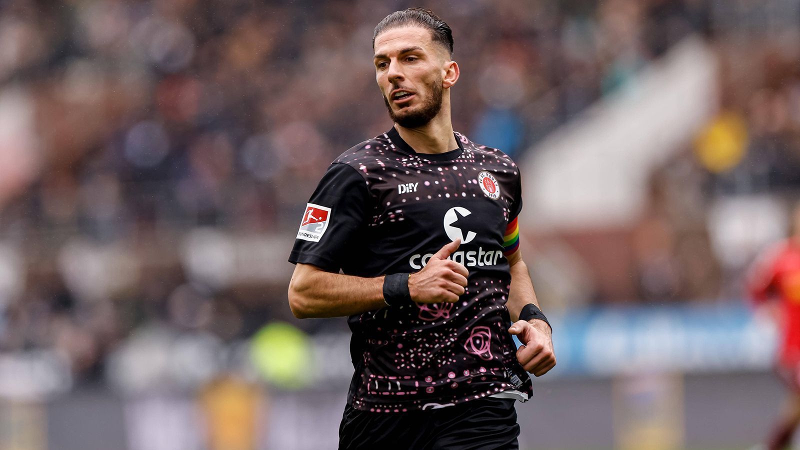 
                <strong>Leart Paqarada</strong><br>
                Der Transfer von Leart Paqarada vom 1. FC St. Pauli zum 1. FC Köln ist offiziell - könnte aber trotzdem noch scheitern. Denn wegen der verhängten Registrierungssperre dürfte Paqada nicht spielen. Die Kölner gehen jedoch in Berufung und hoffen, dass der Linksverteidiger in der nächsten Saison die Mannschaft stabilisieren kann. Das Arbeitspapier von Paqada würde bis Sommer 2026 laufen, er würde ablösefrei wechseln.
              