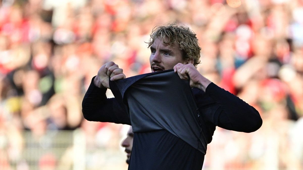Nick Woltemade sitzt in Braunschweig auf der Bank