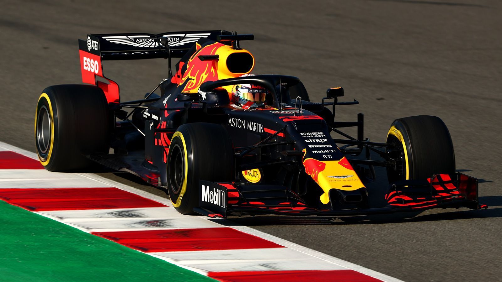 
                <strong>Platz 3: Red Bull Racing</strong><br>
                Red Bull verzichtete in Barcelona auf schnelle Rundenzeiten auf den weichen Reifen. Im abschließenden Zeitenvergleich landeten Pierre Gasly (11.) und Max Verstappen (16.) deshalb ungewöhnlich weit hinten. Dennoch glauben die Bullen, dass sie 2019 aus eigener Kraft gewinnen können. Dabei könnte das Team eben auch von der noch engeren Zusammenarbeit mit Toro Rosso profitieren - sowie vom neuen Honda-Antrieb. Bisher laufe laut RB-Berater Dr. Helmut Marko alles nach Plan, den Zeitabstand zu Ferrari schätzte das Team schon nach Testwoche eins auf etwa 0,2 bis 0,4 Sekunden. Bis Melbourne wolle man die Lücke aber weiter schließen - und auch Mercedes hinter sich lassen.
              