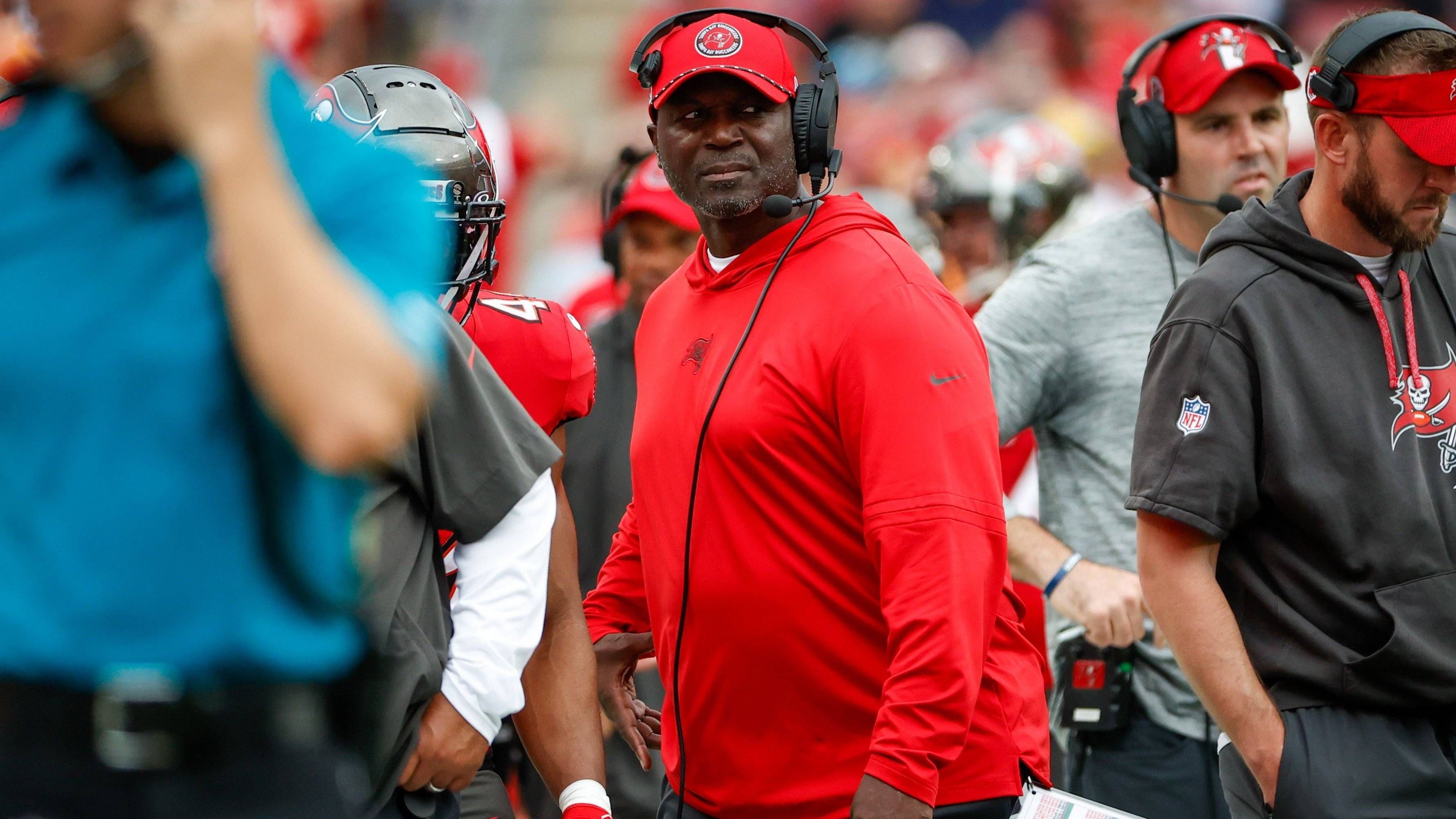 <strong>Tampa Bay Buccaneers</strong><br>• Head Coach: Todd Bowles (im Bild) <br>• Offensive Coordinator: Josh Grizzard<br>• Defensive Coordinator: n.v. (Todd Bowles sagt die Spielzüge an)<br>• Special Teams Coordinator: Thomas McGaughey<br>• General Manager: Jason Licht