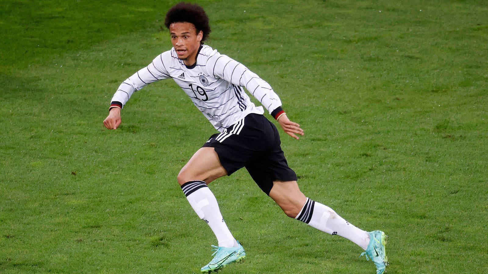 
                <strong>Leroy Sane</strong><br>
                Sane wirkt zwar aktuell nicht ganz auf der Höhe, doch gegen Frankreich sollte Löw die besten Fußballer, die er hat, aufbieten. Dazu gehört der Bayern-Star allemal. Auf dem rechten Flügel kann er seine Schnelligkeit ausspielen, wobei er im Zusammenspiel mit den restlichen Offensivkräften seine Position auch regelmäßig verändern kann. Sollte Sane die Erwartungen nicht erfüllen, könnte alternativ Kai Havertz an seine Stelle rücken. Dann müsste Löw die Sturmspitze aber mit Kevin Volland neu besetzen.
              