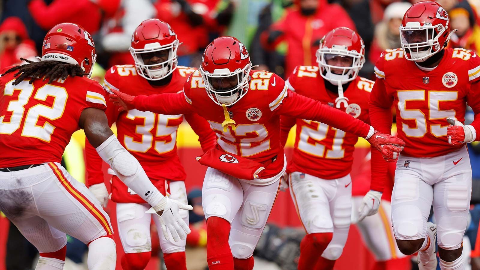 
                <strong>Baustelle Secondary - Turnover erzwingen</strong><br>
                Auf den ersten Blick ist Platz elf für die Defense der Chiefs bei abgegebenen Yards durchaus zu verkraften. Trotzdem ist die Secondary ein Problem. Von den Startern ist Justin Reid in seinem fünften Jahr noch der erfahrenste. Und das merkt man. Nur elf Interceptions gelangen den Chiefs in der letzten Saison. Durch das Vertragsende von Free Safety Juan Thornhill könnte ein Startplatz frei werden. Ein Kandidat im Draft könnte Sydney Brown von der University of Illinois sein. Er konnte in seiner Senior-Saison sechs Interceptions fangen und hielt Quarterbacks, die in seine Richtung warfen, bei einem Rating von 58. Er könnte die Secondary der Chiefs wirklich verstärken. Aber nicht nur bei den Turnovern hakt es….
              