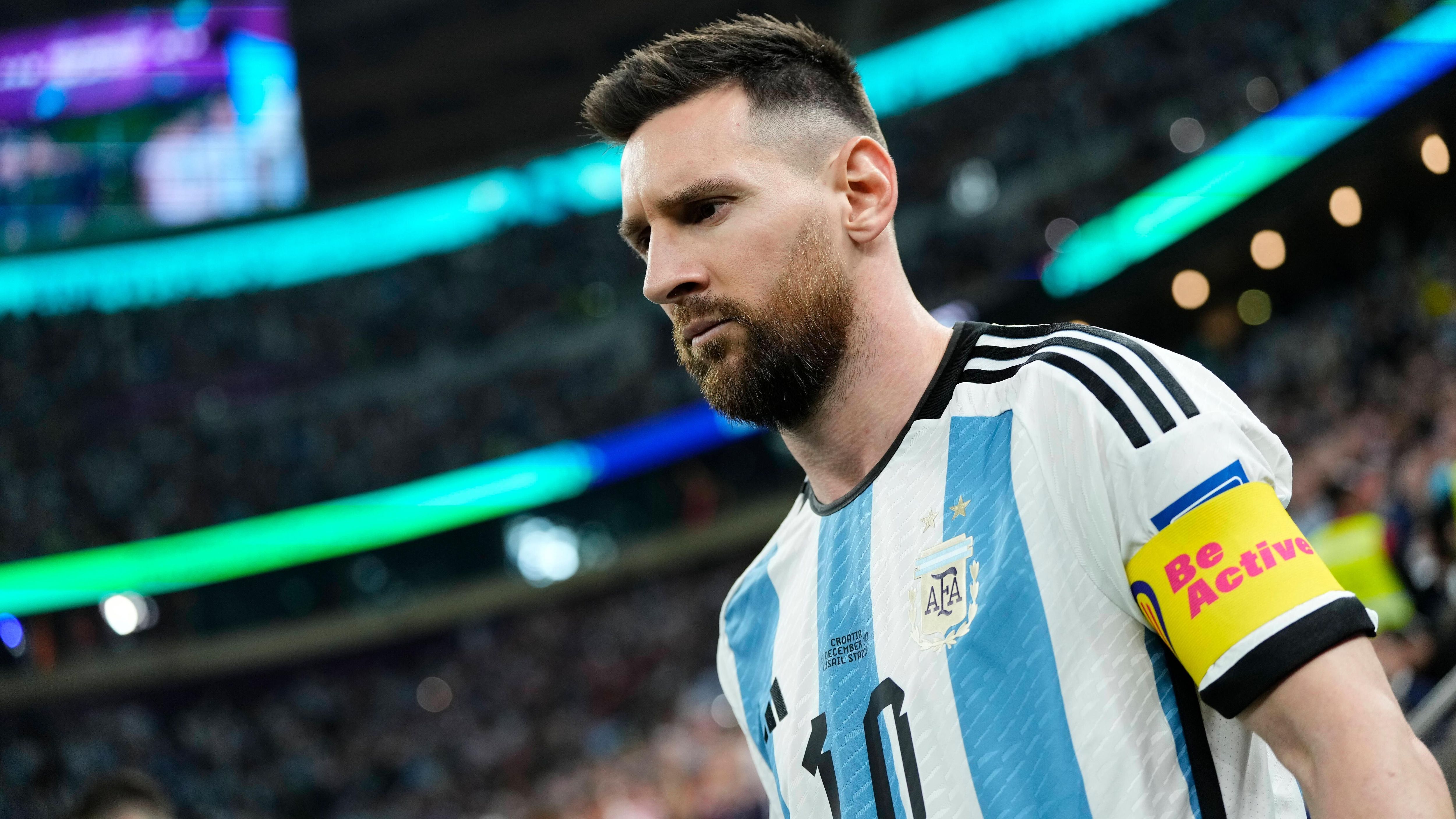 
                <strong>Lionel Messi zieht an Lothar Matthäus vorbei</strong><br>
                Durch den Auftritt im WM-Finale gegen Frankreich hat Argentiniens Lionel Messi sein 26. WM-Spiel bestritten und ist damit alleiniger Rekordhalter. Er überflügelt damit die deutsche Fußball-Ikone Lothar Matthäus, der 25 Mal bei WM-Endrunden auf dem Platz stand. Matthäus sagte bereits zuletzt der "Bild", dass er Messi den Rekord gönnt: "Er ist ein großer Spieler mit einer außergewöhnlichen Karriere. Der kompletteste Fußballer unserer Zeit."
              