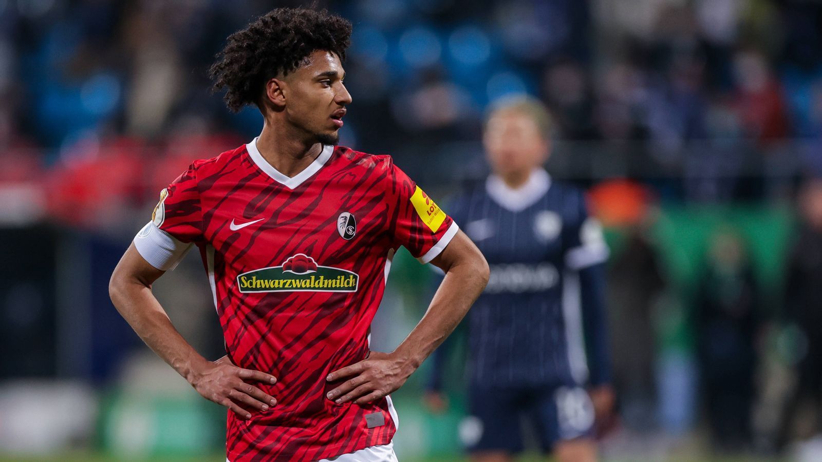 
                <strong>SC Freiburg: Kevin Schade</strong><br>
                Deutschlands U21-Nationalspieler Kevin Schade sorgte vor allem zum Beginn der abgelaufenen Spielzeit mächtig für Furore. In 20 Partien sammelte der 20-jährige Angreifer fünf Scorer-Punkte - auch deswegen besitzt Schade laut "transfermarkt.de" einen Marktwert von sieben Millionen Euro. Am Ende der Saison setzte ihn eine Bauchmuskelzerrung außer Gefecht, aber ab August wird der Stürmer gewiss wieder seine Einsatzzeit bei SC-Coach Christian Streich bekommen.
              