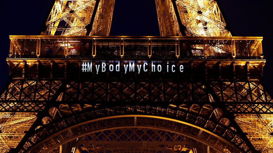 "My Body my Choice" wurde nach dem Votum zur Aufnahme der "Freiheit zur Abtreibung" in die Verfassung auf den Eiffelturm projiziert.
