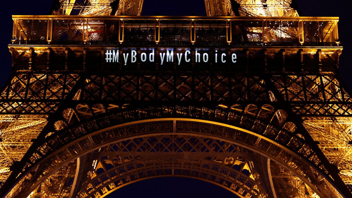 "My Body my Choice" wurde nach dem Votum zur Aufnahme der "Freiheit zur Abtreibung" in die Verfassung auf den Eiffelturm projiziert