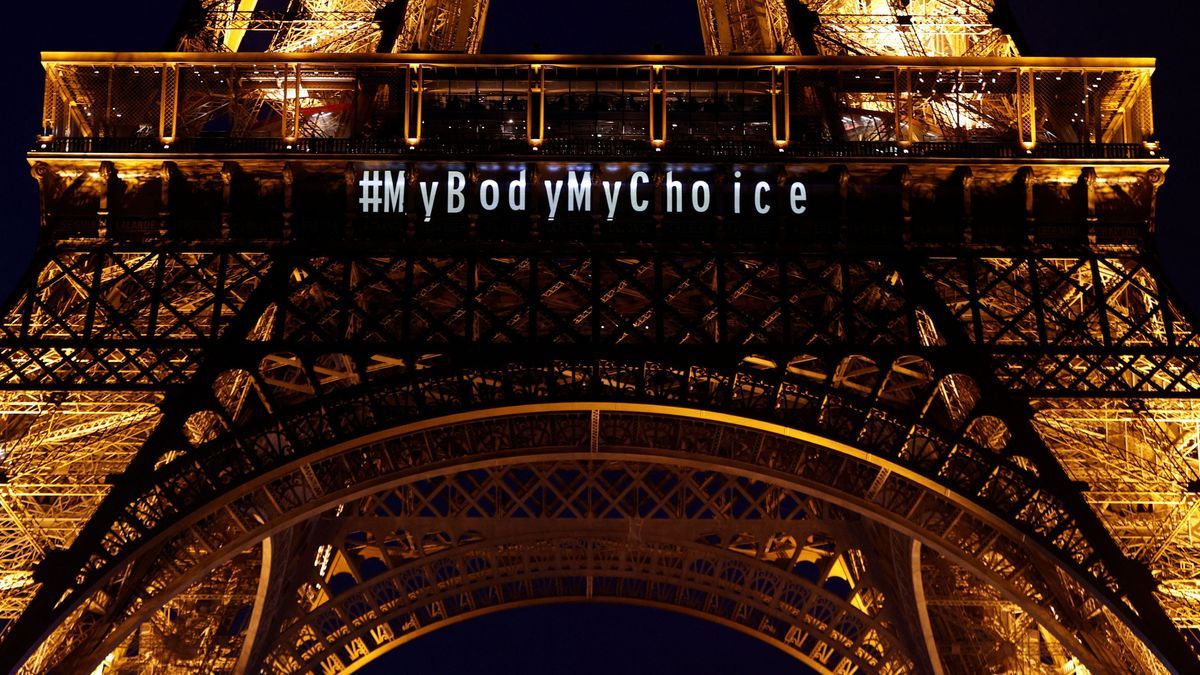 "My Body my Choice" wurde nach dem Votum zur Aufnahme der "Freiheit zur Abtreibung" in die Verfassung auf den Eiffelturm projiziert