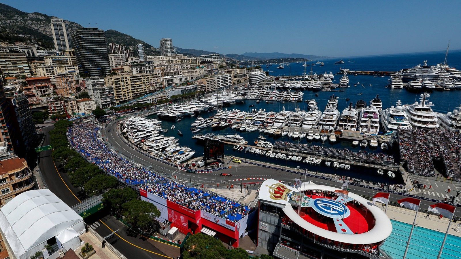 
                <strong>Gewinner: Fans dank Umstellung der TV-Regie</strong><br>
                So mancher Formel-1-Fan wird sich erinnern: Das Rennen 2021 in Monaco sorgte für großes Entsetzen, weil der zuständige TV-Regisseur die wichtigsten Momente verpennte und stattdessen Grafiken einspielte. Die Königsklasse verwies seinerzeit darauf, dass beim Monaco-GP der Automobil-Klub des Fürstentums für das TV-Feed verantwortlich sei. Davon konnte in diesem Jahr keine Rede mehr sein. Die Formel 1 übernahm die Kamerarbeit selbst und schickte sogar einen Helikopter los, der permanent spektakuläre Luftaufnahmen aus den verwinkelten Straßen lieferte. Für die TV-Zuschauer ein wahrer Gewinn.
              