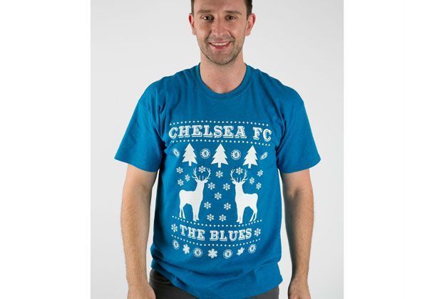 
                <strong>Chelseas Weihnachts-Schreck</strong><br>
                Weihnachtskleidung gehört in England zur Tradition. Der FC Chelsea verzichtet auf die Pullover und setzt auf ein lässiges T-Shirt. Das macht den Anblick trotzdem nicht besser.
              