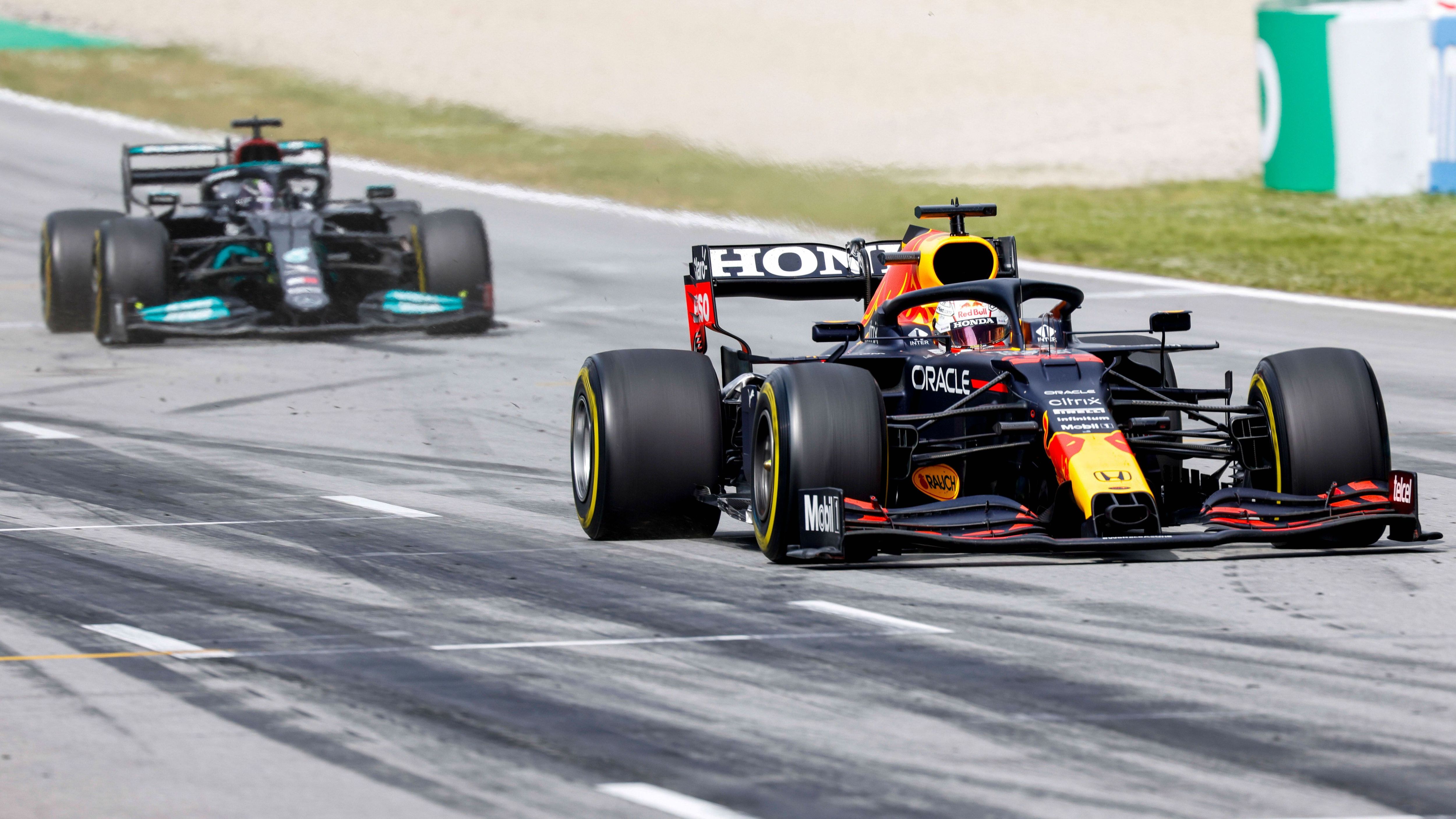 
                <strong>Red-Bull-Heckflügel im Fokus: Start der Flexi-Wing-Affäre </strong><br>
                In Barcelona gewinnt Verstappen das vierte Saisonrennen. Mercedes wittert dabei Betrug. Im Fokus: Der Heckflügel des Red-Bull-Boliden. Durch ein Einknicken verringert sich der Luftwiderstand auf den Geraden. Das sorgt für mehr Topspeed. Hamilton spricht offen von einem "illegalen Flügel". Die "Flexi-Wing-Affäre" zieht sich in der Folge durch die ganze Saison. Der Automobil-Weltverband führt als Folge schärfere Heckflügel-Tests ein.
              