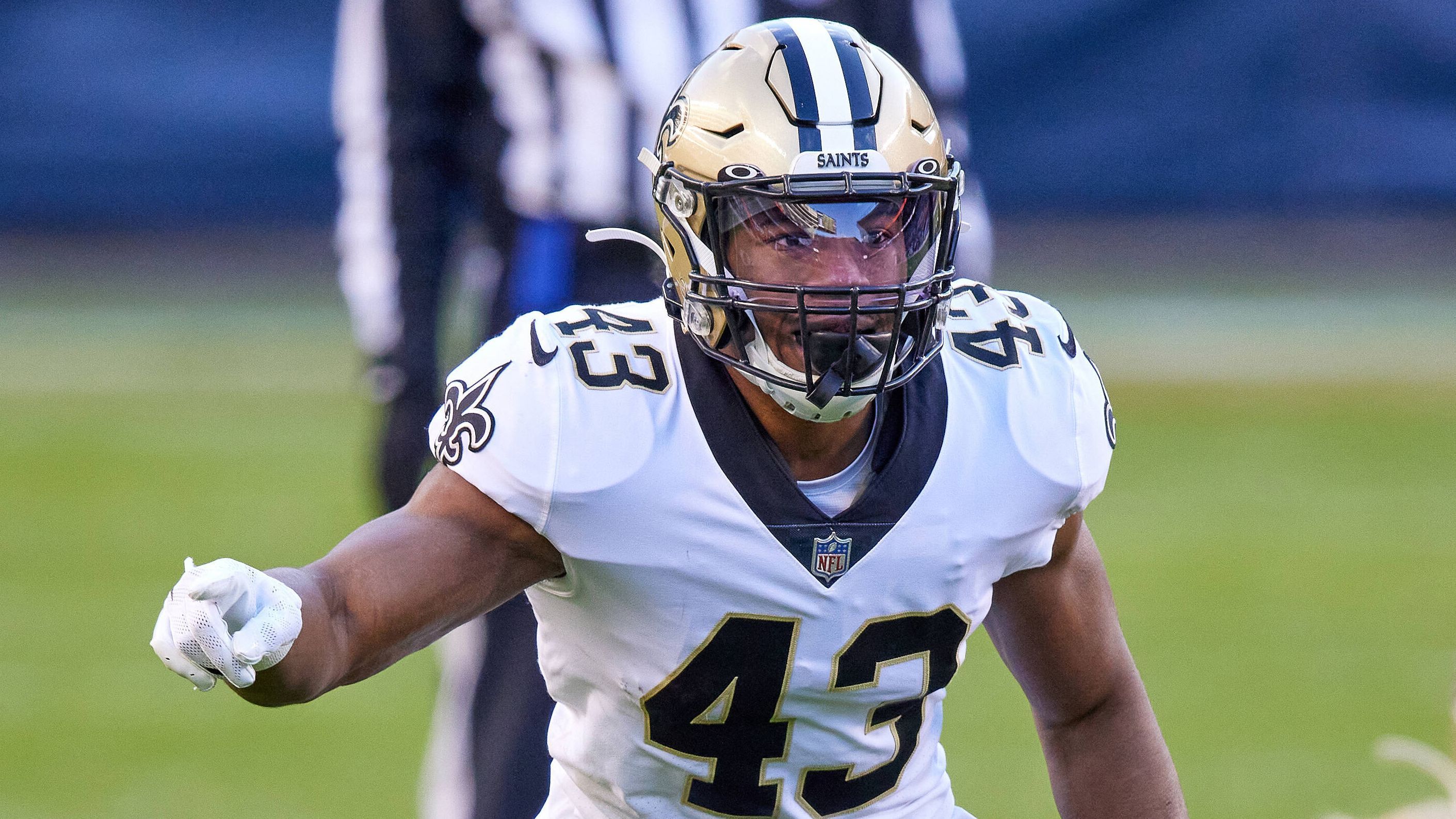 
                <strong>Trotz Cap-Space-Problemen: Saints taggen Safety Williams</strong><br>
                Obwohl sich die New Orleans Saints massiver Probleme mit dem Cap Space ausgesetzt sehen, halten sie etwas überraschend Safety Marcus Williams per Franchise Tag. Mit nun knapp 60 Millionen Dollar befindet sich der Klub weiterhin tief in den Miesen und kommt wohl nicht umher, den ein oder anderen empfindlichen Abgang hinnehmen zu müssen.
              