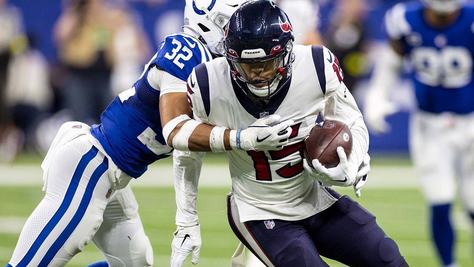 
                <strong>Houston Texans – Wide Receiver</strong><br>
                Die Wide Receiver-Position ist das große Sorgenkind der Houston Texans für die kommende Saison. Neuzugang Robert Woods wird wohl als Anspielstation Nummer eins in die Spielzeit gehen. Ein Experiment, das schon vergangenes Jahr bei den Tennessee Titans nicht funktionierte. Die Rückkehr von John Metchie III nach dessen Leukämie-Erkrankung macht zwar Hoffnung, doch ob der Zweitrundenpick von 2022 sofort als Spitzen-Receiver auftreten kann, muss bezweifelt werden. Immerhin hat Rookie-Quarterback C. J. Stroud mit Jordan Schultz einen verlässlichen Tight End an die Seite gestellt bekommen.
              