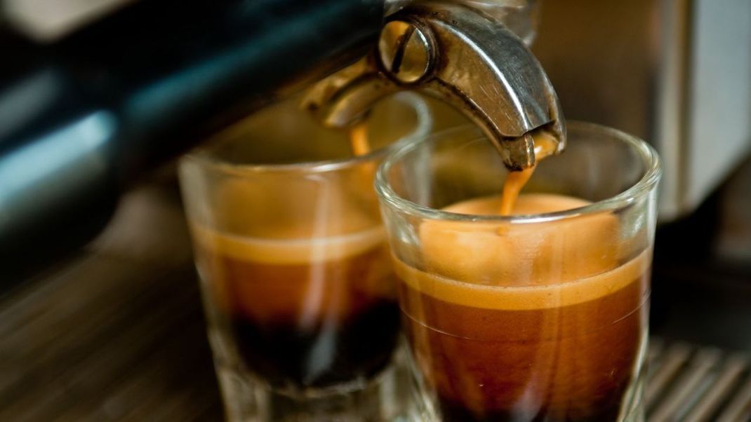 Espresso ist mehr als nur ein leckerer Wachmacher. Wie eine Studie zeigt, macht er uns auch glücklich!