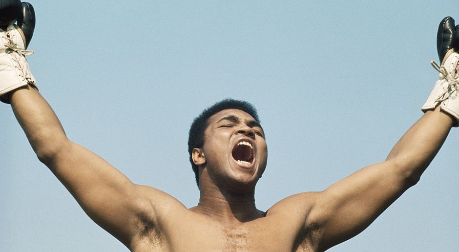 
                <strong>Muhammad Ali</strong><br>
                Eine ganze Reihe prominenter Menschen ist verstorben. Muhammad Ali, David Bowie, Prince, Lemmy Kilmister und Bud Spencer gingen unter anderem innerhalb der sieglosen Phase der Browns von uns. 
              