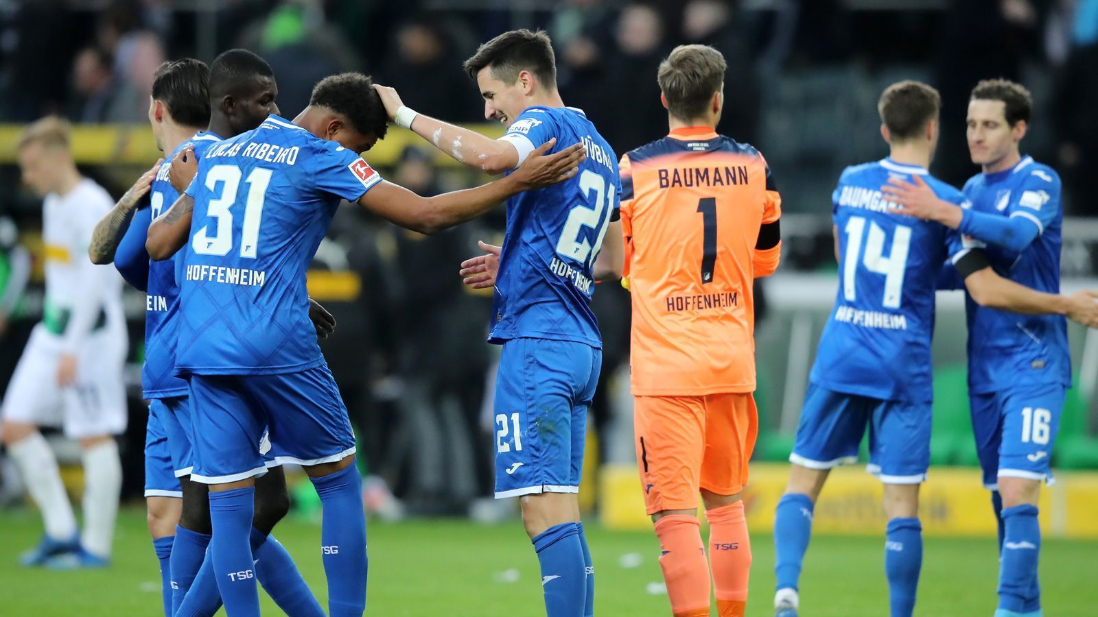 
                <strong>9. TSG Hoffenheim (35 Punkte)</strong><br>
                Schon vor der Saison galt Hoffenheim als Wundertüte, 25 Spieltage später hat sich daran nichts geändert. Die TSG kann an einem guten Tag in München gewinnen (2:1) und an einem schlechten Tag auch gegen Teams aus dem Tabellenkeller untergehen (1:5 vs. Mainz, 2:4 vs. Augsburg). Nach den zahlreichen Abgängen im Sommer kann Hoffenheim dennoch zufrieden sein, mit einem eher leichten Restprogramm ist Platz 7, der wahrscheinlich für Europa reicht, noch erreicht werden.
              