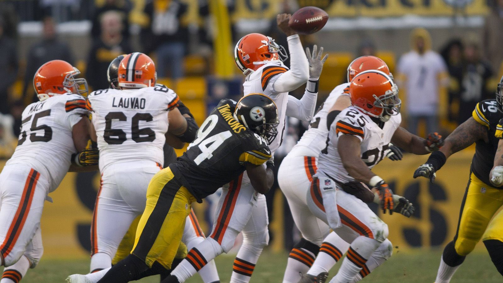 
                <strong>Cleveland Browns (2012)</strong><br>
                Die Cleveland Browns verpflichteten Johnson kurz vor Saisonende 2012. Für die Browns spielte er einen Snap in Woche 17 gegen die Pittsburgh Steelers. Dieser Snap endete in einem Sack-Fumble (Foto).
              