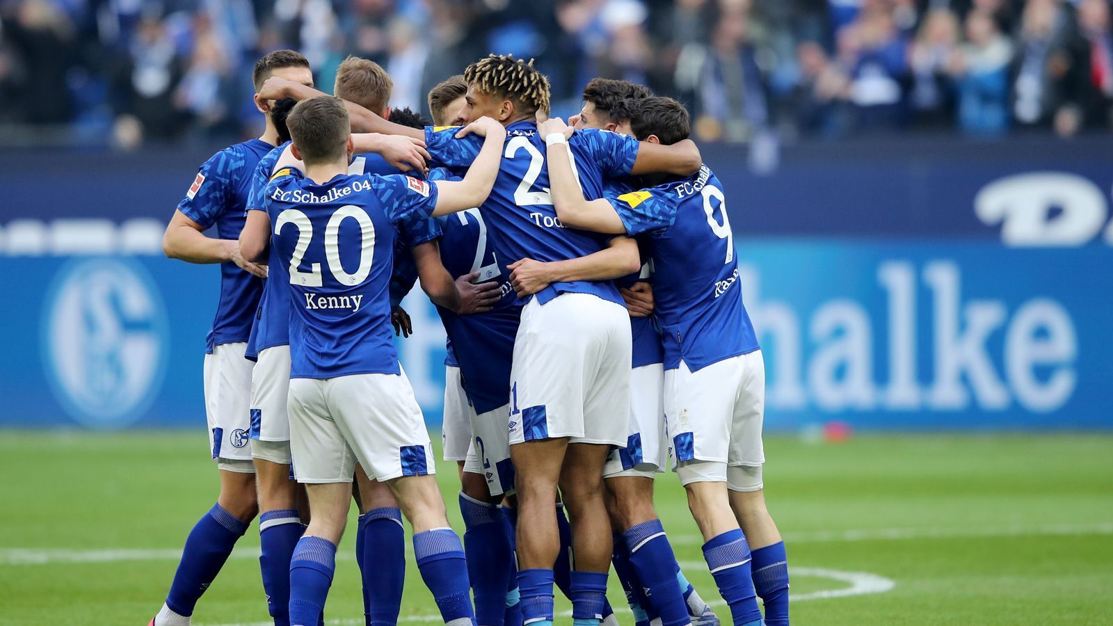 
                <strong>6. Schalke 04 (37 Punkte)</strong><br>
                Der Gegenpart zu Leverkusen kommt nur ein Platz dahinter. Schalke befindet sich nach einer ansehnlichen Hinrunde im Abwärtstrend und holte aus den vergangenen fünf Spielen nur drei Punkte. Darunter kassierten die Knappen heftige Pleiten gegen den 1. FC Köln (0:3) und zu Hause gegen RB Leipzig (0:5). Die Corona-Pause kam daher zumindest sportlich für Schalke zum richtigen Zeitpunkt, denn trotz der Negativserie sollte David Wagners Team noch immer Europa als Ziel haben.
              