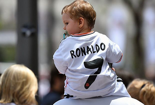 
                <strong>Champions-League-Finale: Real Madrid vs. Atletico Madrid</strong><br>
                So sieht der klassische Mini-Ronaldo aus: Schnuller im Mund, das Ronaldo-Trikot an und was auf keinen Fall fehlen darf: Der Brilli im linken Ohr.
              