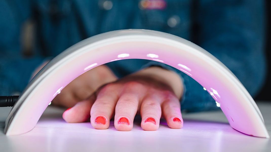 In Nagelstudios werden bei der Gel-Maniküre UV-Lampen eingesetzt – sind sie wirklich so gesundheitsschädlich?