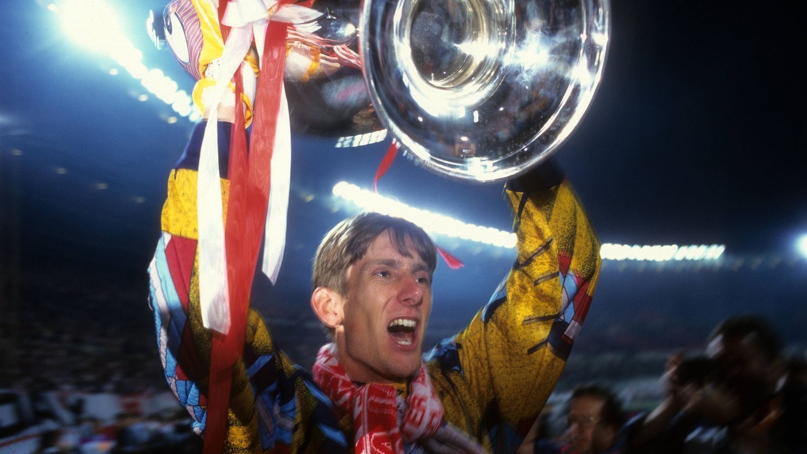 
                <strong>Edwin van der Sar (Ajax Amsterdam)</strong><br>
                Van Gaal erkennt schon früh die Ausnahme-Qualitäten des jungen Ajax-Torwarts, vor allem auch im fußballerischen Bereich. Als er im September 1991 das Traineramt in Amsterdam übernimmt, ist van der Sar jedoch nicht auf Anhieb die Nummer 1. Erst im März 1993 macht ihn der Trainer zum Stammtorhüter und ebnet damit den Weg zu einer Weltkarriere mit. Für van der Sar folgen die Stationen Juventus Turin, Fulham und Manchester United.
              