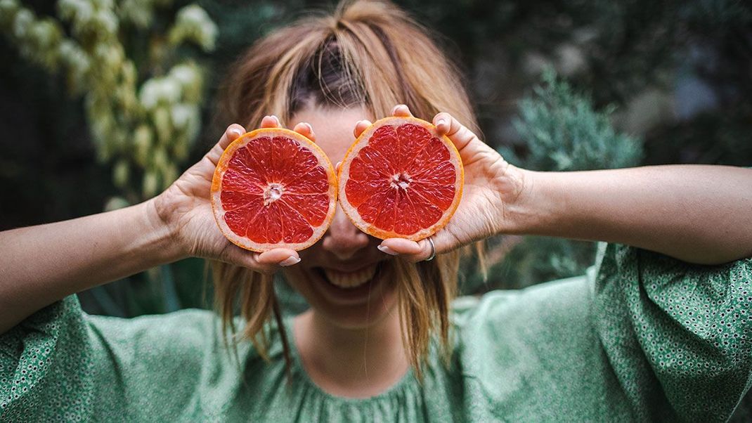 Sauer. Lustig. Schön – warum wir auf ein Säurepeeling in der Gesichtspflege-Routine schwören, verraten wir euch im Beauty-Artikel.