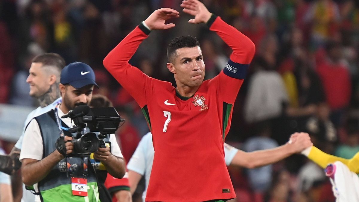 Portugal, Lissabon 7.09.2024 UEFA Nationsleague Portugal - Schottland v.l., Cristiano Ronaldo (Portugal) bedankt sich bei den Fans, bedanken, Dank. Mannschaft nach dem Spiel, after the match bedank...